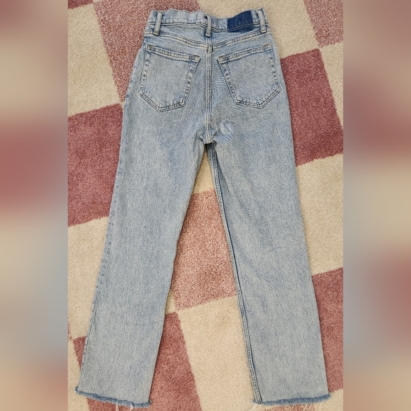 Abercrombie and Fitch The 90's Straight Ulta High Rise 0/25s Short - Picture 2 of 3